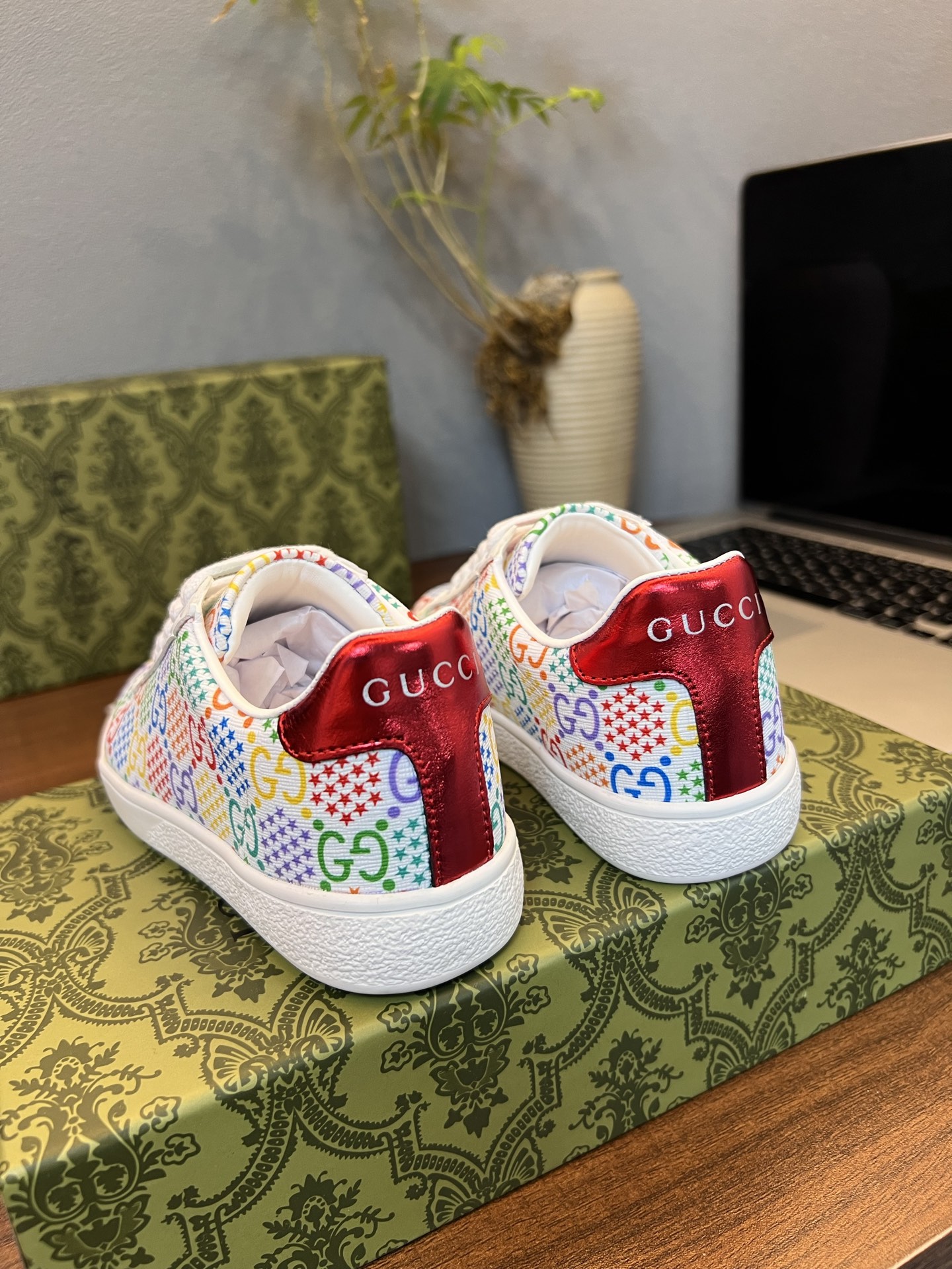 Children's shoes child